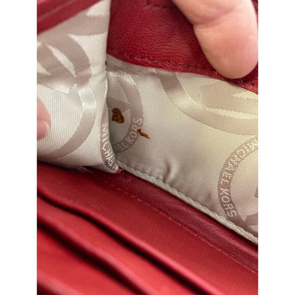 MICHAEL KORS, LARGE RED LEATHER QUILTED ZIP AROUND WALELT - Picture 13 of 16